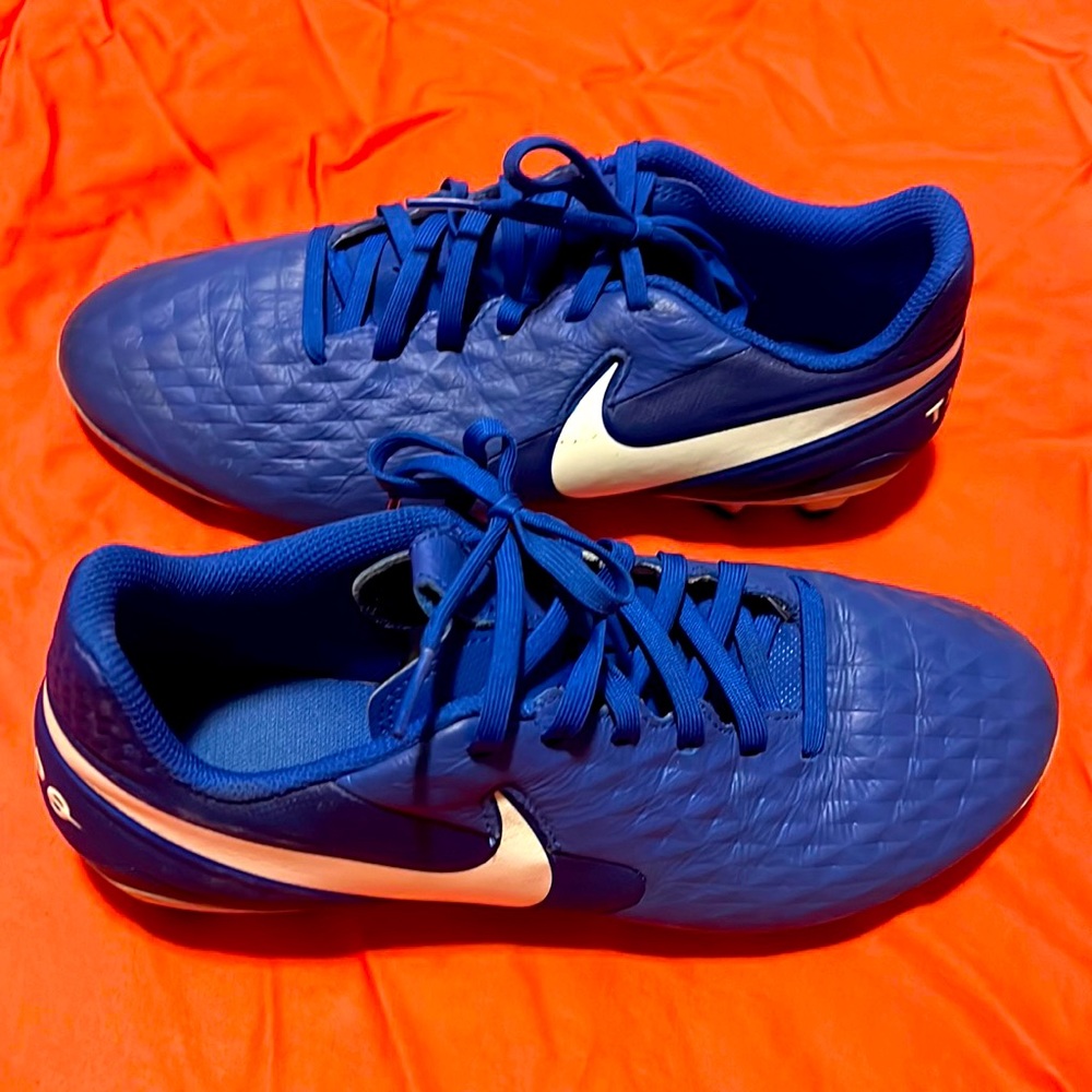 Men’s 7.5/ Women’s 9.5 Nike Tiempo Soccer/Flag Football Cleats